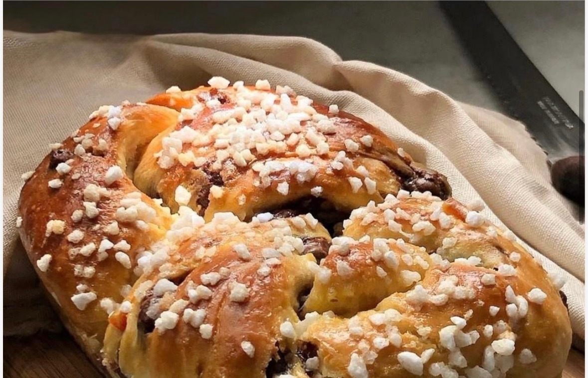 Brioche de laranja confitada com gotas de chocolate belga e açúcar perolado